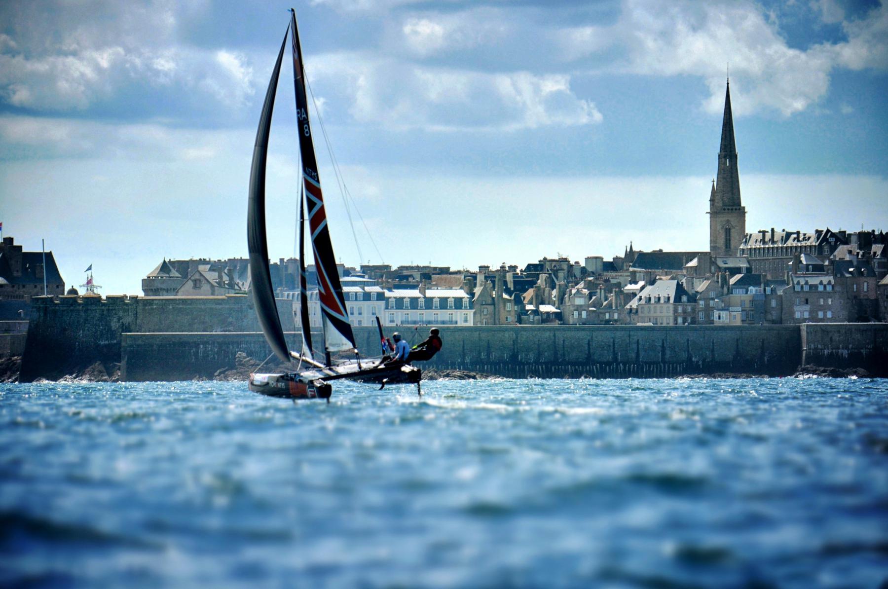 Photo Catamaran à foils devant Saint-Malo