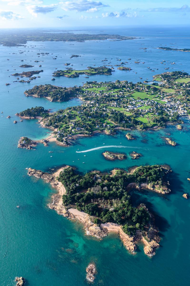 Photographie Une perspective unique sur l'île Logodec et l'archipel de Bréhat, révélant les nuances émeraude du littoral breton et la richesse des Côtes-d'Armor.