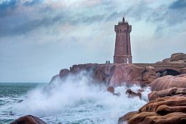 Photo Le phare de Men Ruz, lors d'une tempête hivernale • Ploumanac'h