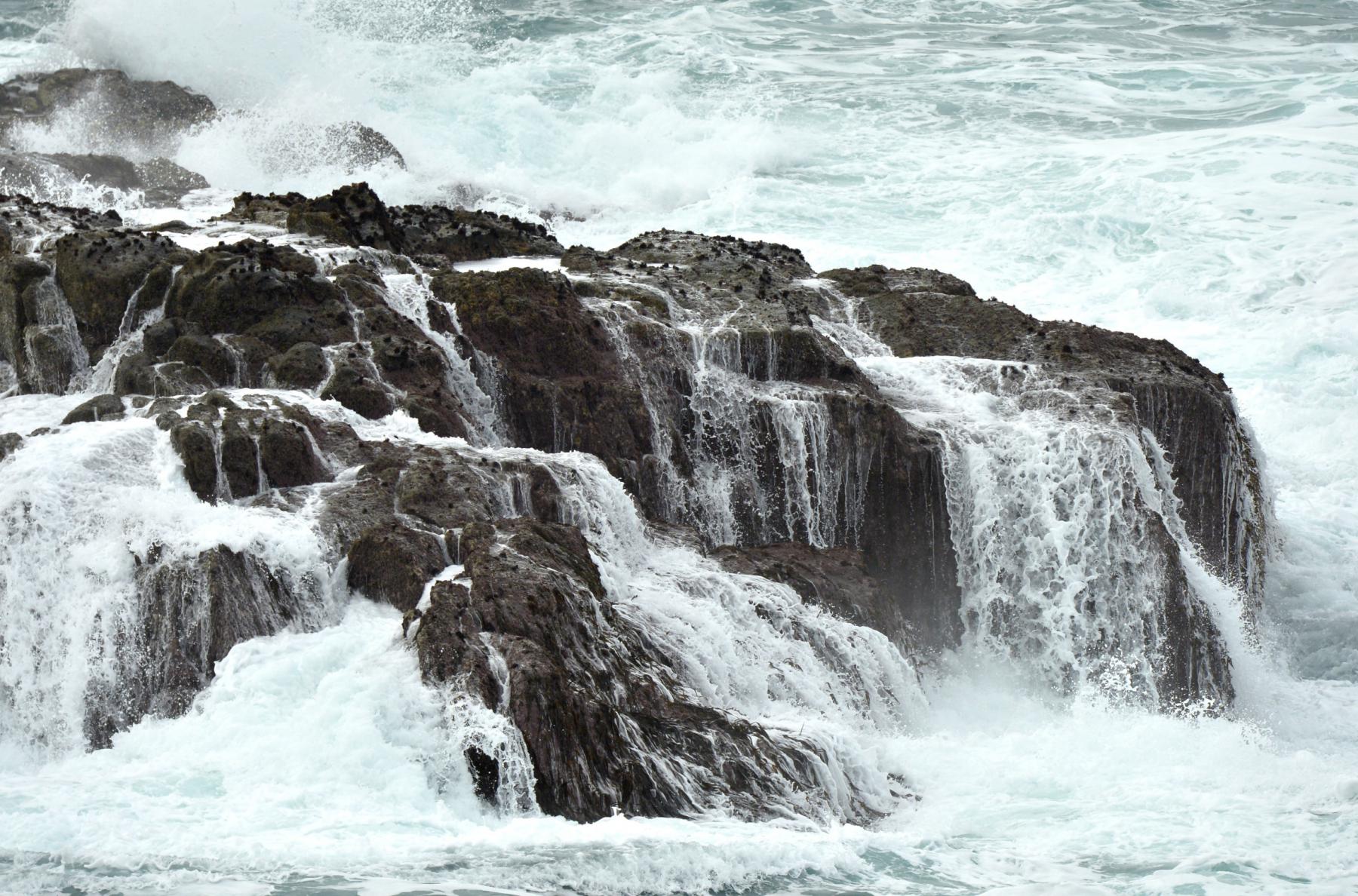 Photographie Saisir la puissance brute de la mer d'Iroise à Ouessant, là où les vagues sculptent inlassablement le granit breton en cascades d'écume.