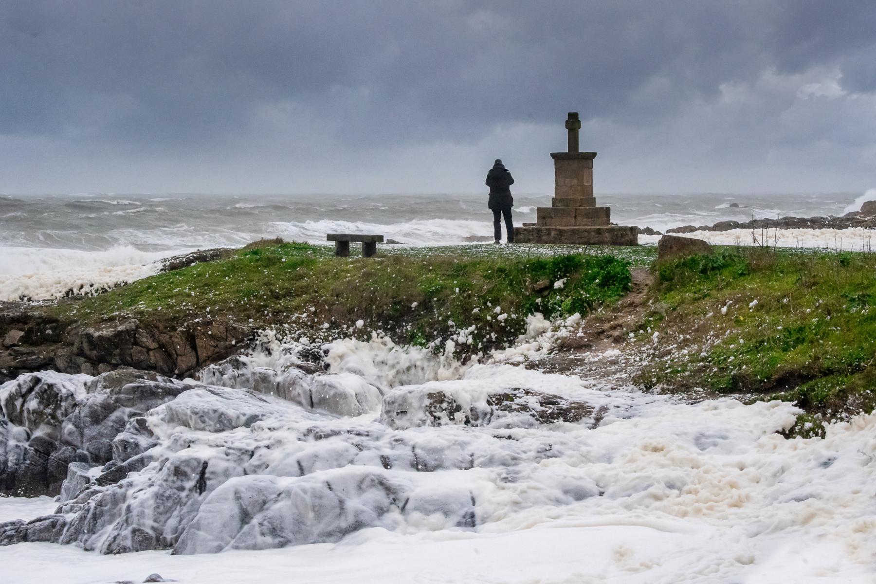 Photographie Tempête sur la côte sauvage du Croisic ou quand l'écume de mer recouvre la côte