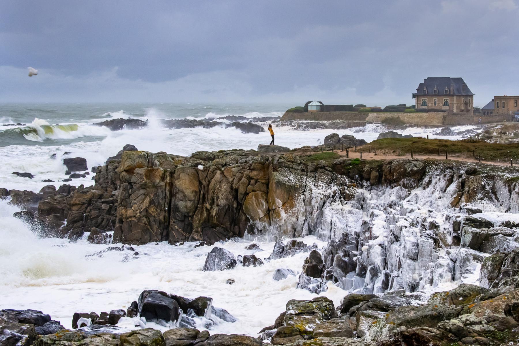 Photographie La puissance d'une tempête hivernale s'écrasant sur la côte sauvage du Croisic.