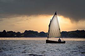 Photographie Vieux canot soleil couchant dans le golfe du Morbihan • L'île d'Arz