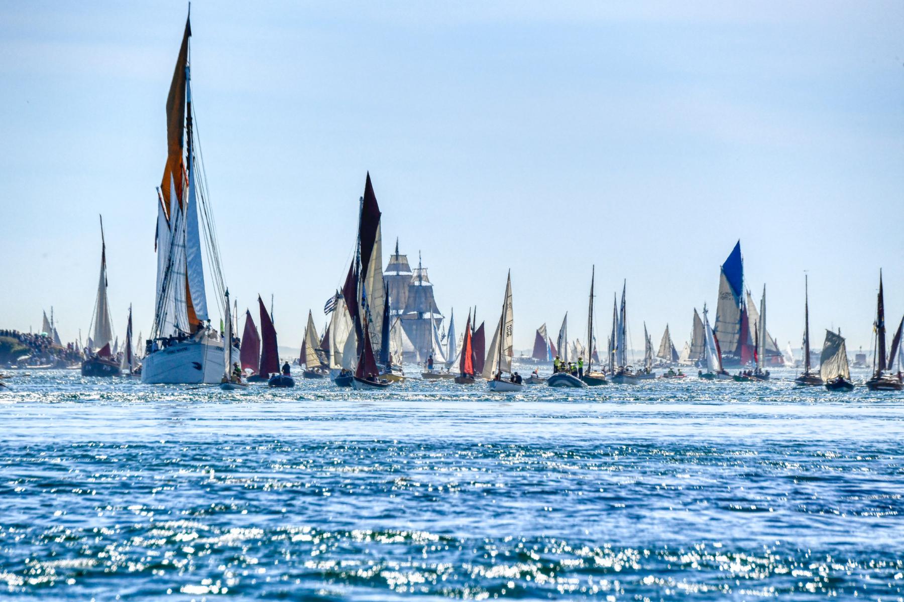 Photographie Au cœur de la Semaine du Golfe, la grande parade offre un spectacle maritime unique en Bretagne, capturé ici sous une lumière printanière éclatante.