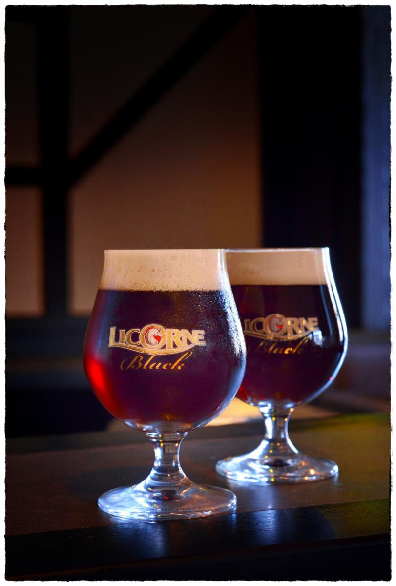 Photographie Shooting culinaire en studio à Rennes : bière alsacienne Licorne Black bien fraîches