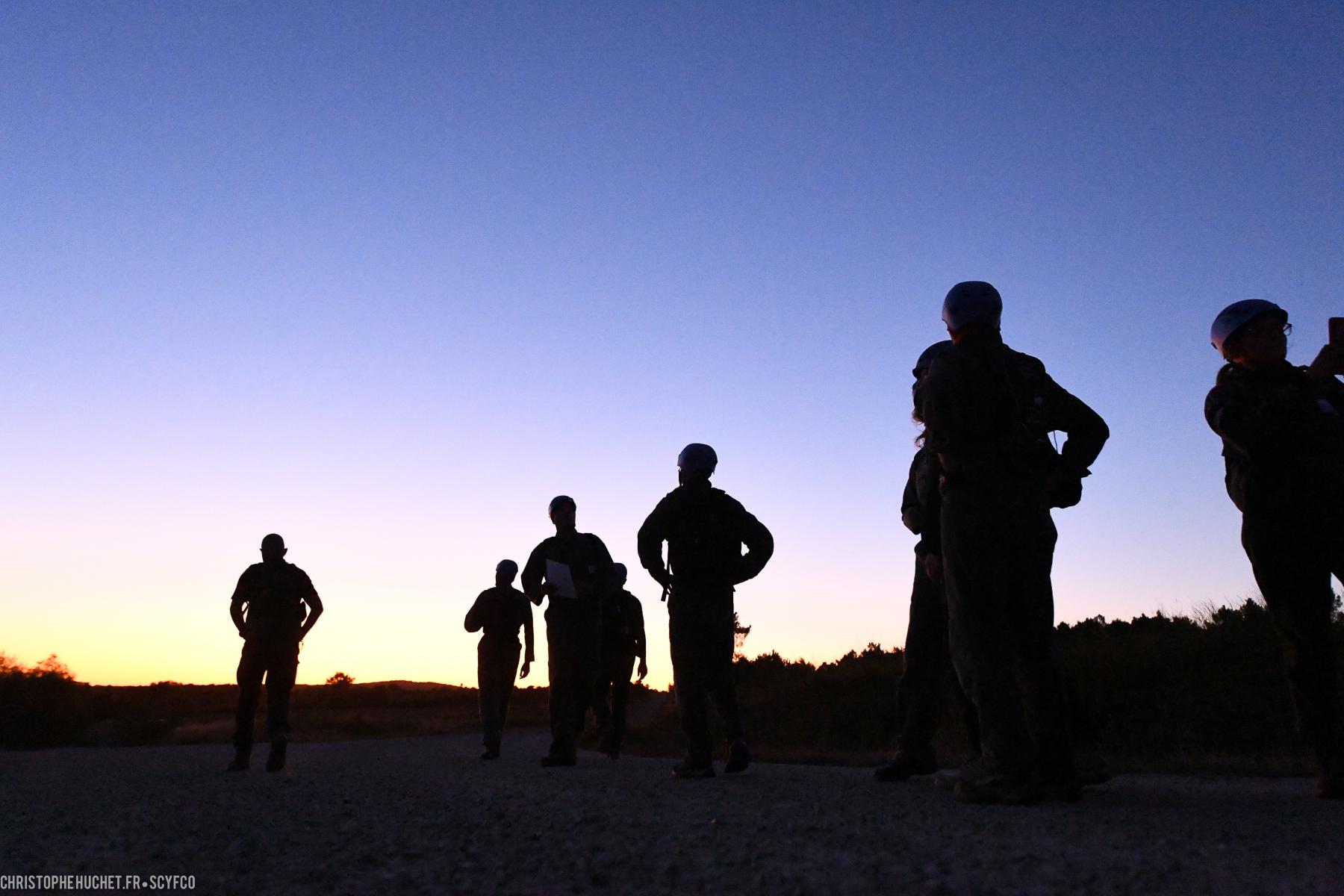 Photographie Reportage photos vidéo outdoor : l'effort collectif lors d'une formation. L'esprit d'équipe et la cohésion à travers ces jeux d'ombres 