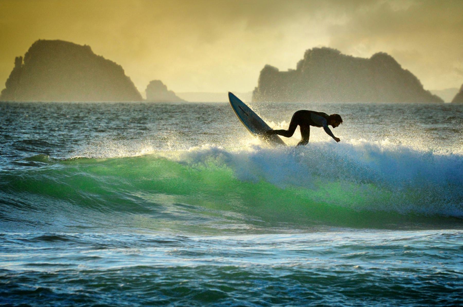 Photographie Photographe nautique et voile, je capte cette session de surf intense à la Palue. Christophe Huchet capture l'énergie de l'Atlantique et la lumière dorée sur la presqu'île de Crozon.