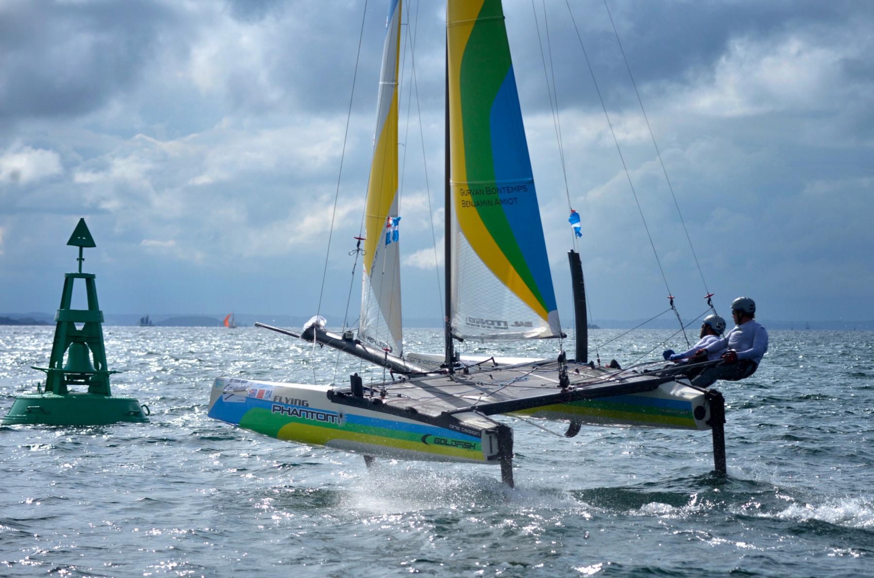 Photographie Photographe nautique et voile, je capte un catamaran à foils en pleine régate. La vitesse et la maîtrise technique s'allient pour sublimer vos projets visuels.