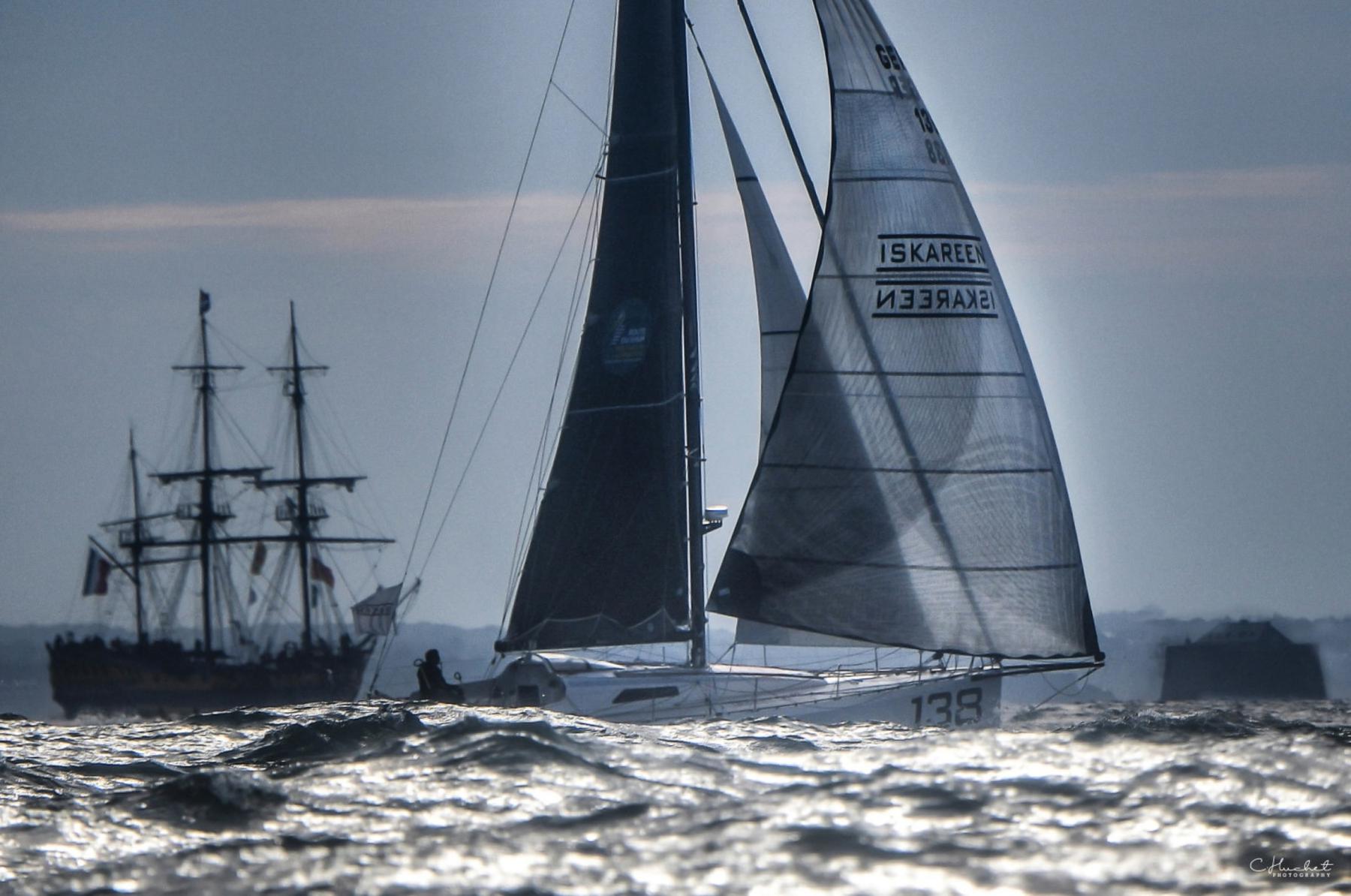 Photographie Photographe nautique et voile, je capte le départ de la Route du Rhum à Saint-Malo, alliant nautisme de pointe et patrimoine maritime breton.