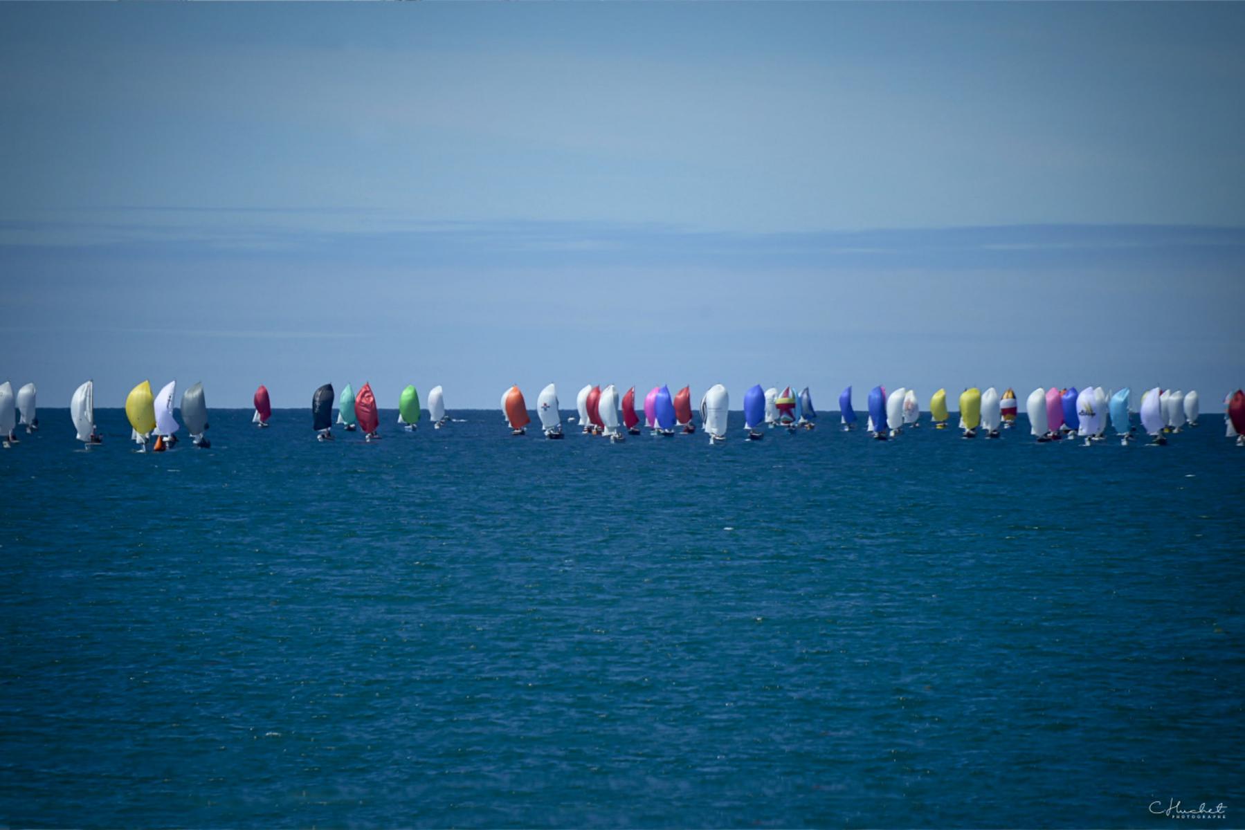 Photographie Photographe nautique et voile, je capte le National Muscadet à Saint-Malo, un spectacle de spis colorés devant intra-muros