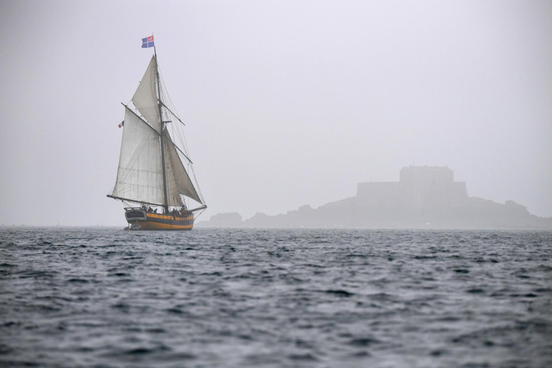 Photographie Photographe nautique et voile, je capte Le Renard émergeant de la brume malouine. Une atmosphère mystique illustrant l'héritage maritime des vieux gréements bretons.