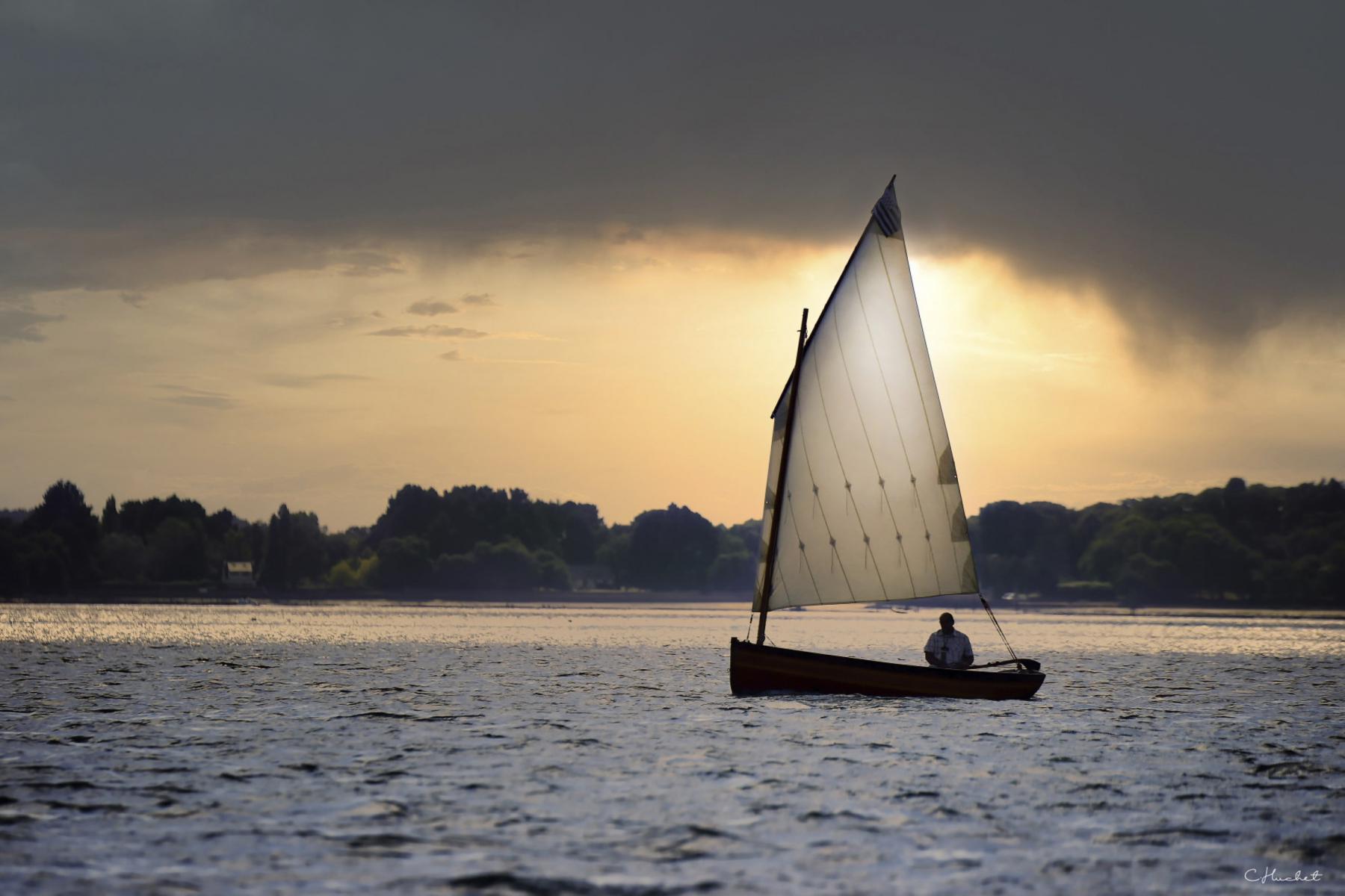 Photographie Photographe de la Bretagne, des voiliers et paysages marins, je capte une atmosphère sereine d'un vieux gréement en Bretagne au crépuscule. Image idéale pour projets éditoriaux et décoration maritime haut de gamme.