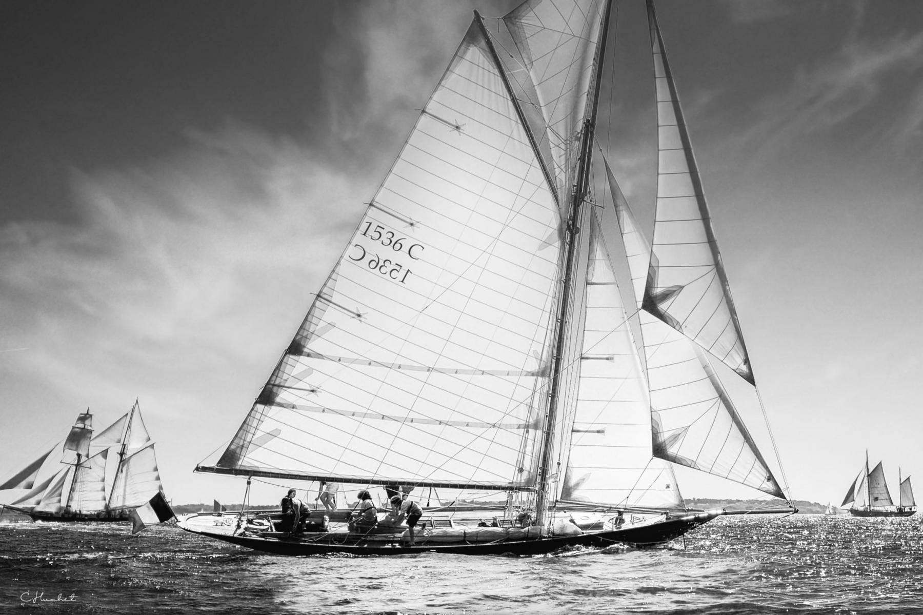 Photographie Photographe de la Bretagne, des voiliers et paysages marins, je capte une navigation du mythique Pen Duick 1. Cliché noir et blanc sublimant le patrimoine maritime breton lors d'un shooting en mer.