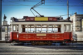 Photo Vieux tramway sur la place du commerce • Lisbonne