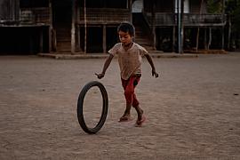 Photo Enfant jouant dans un village • Myanmar
