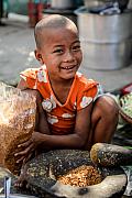 Photo Petite fille cuisinière dans les rues de Mandalay • Myanmar