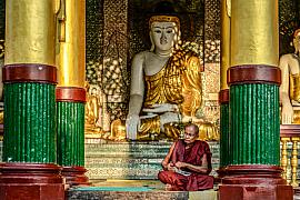 Photo Moine boudhiste à la pagode Shwedagon • Rangoon • Myanmar