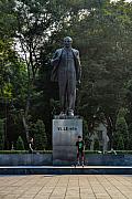 Photo Skate devant la statue de Lenine • Hanoi