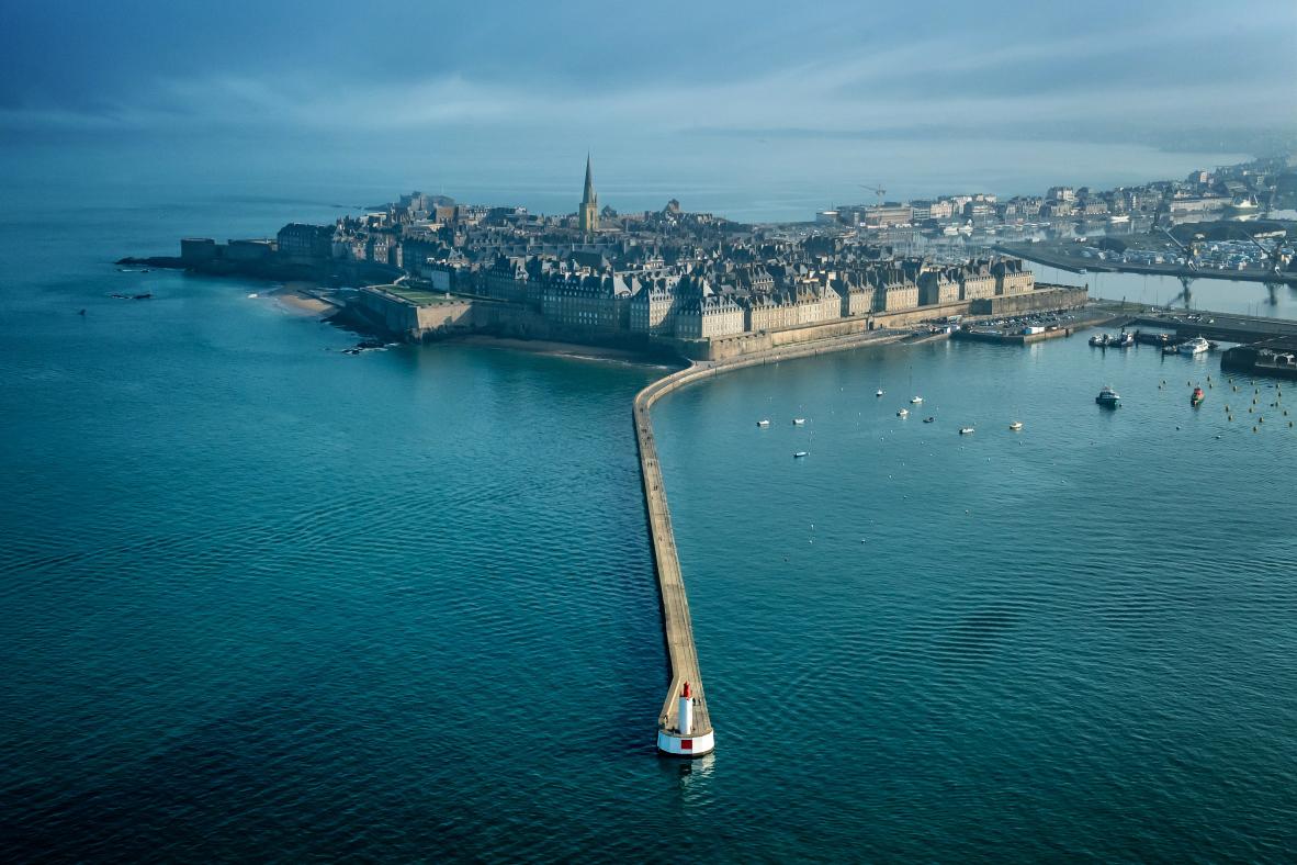Photographie Vue aérienne sur le Môle des Noires et de la citée corsaire de Saint-Malo Intra-Muros. Un regard graphique parfait pour vos projets de décoration ou d'édition en Bretagne