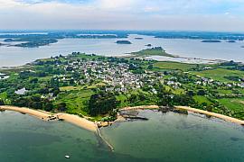 Photo Vue aérienne sur la cale de Pen raz et le bourg de l'île d'Arz • Golfe du Morbihan