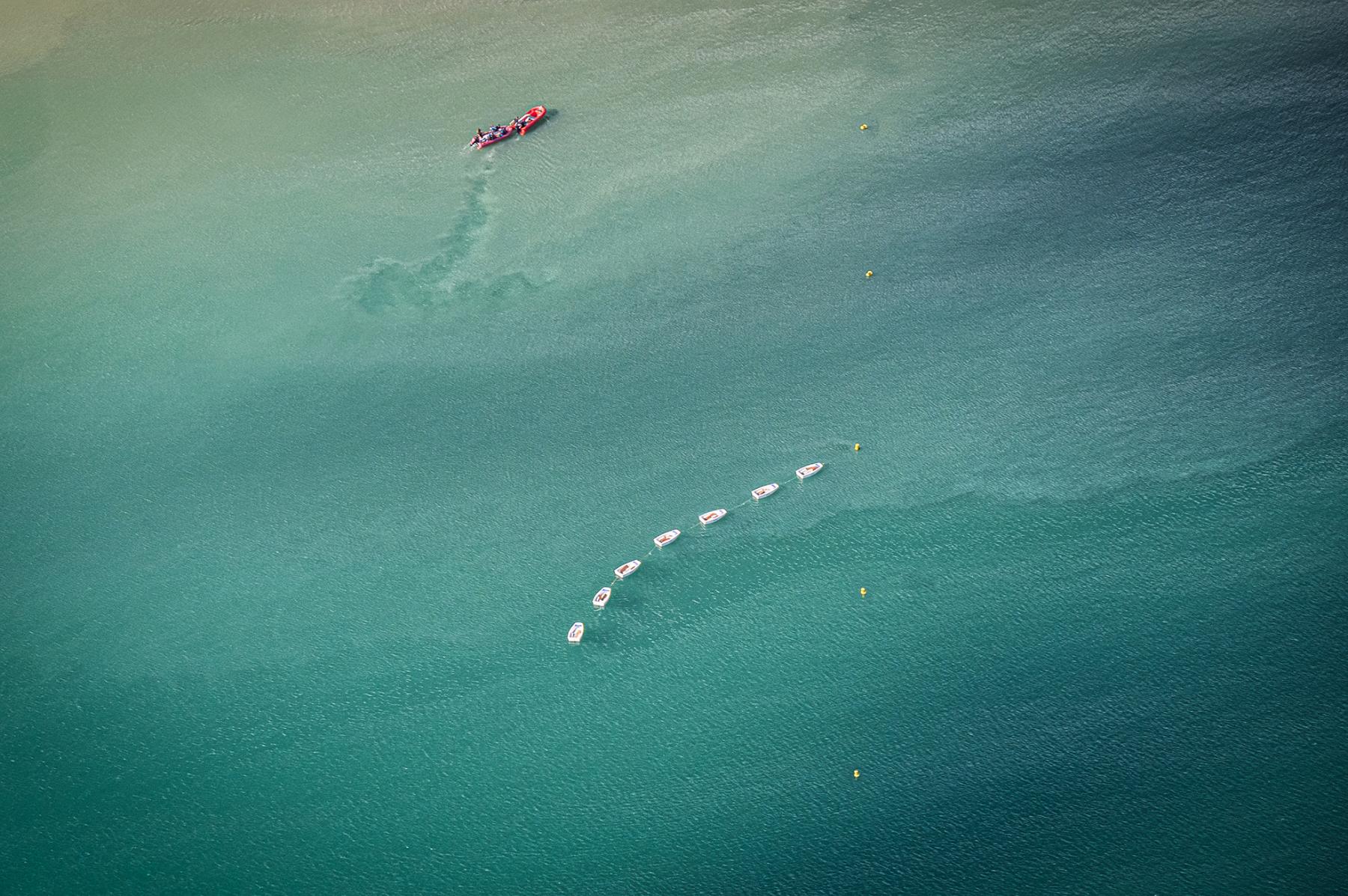 Photographie Photographe nautique et voile, je capte l'école de voile de Saint-Jacut-de-la-Mer en pleine action, capturant l'ordre et la géométrie des régates bretonnes vues du ciel.