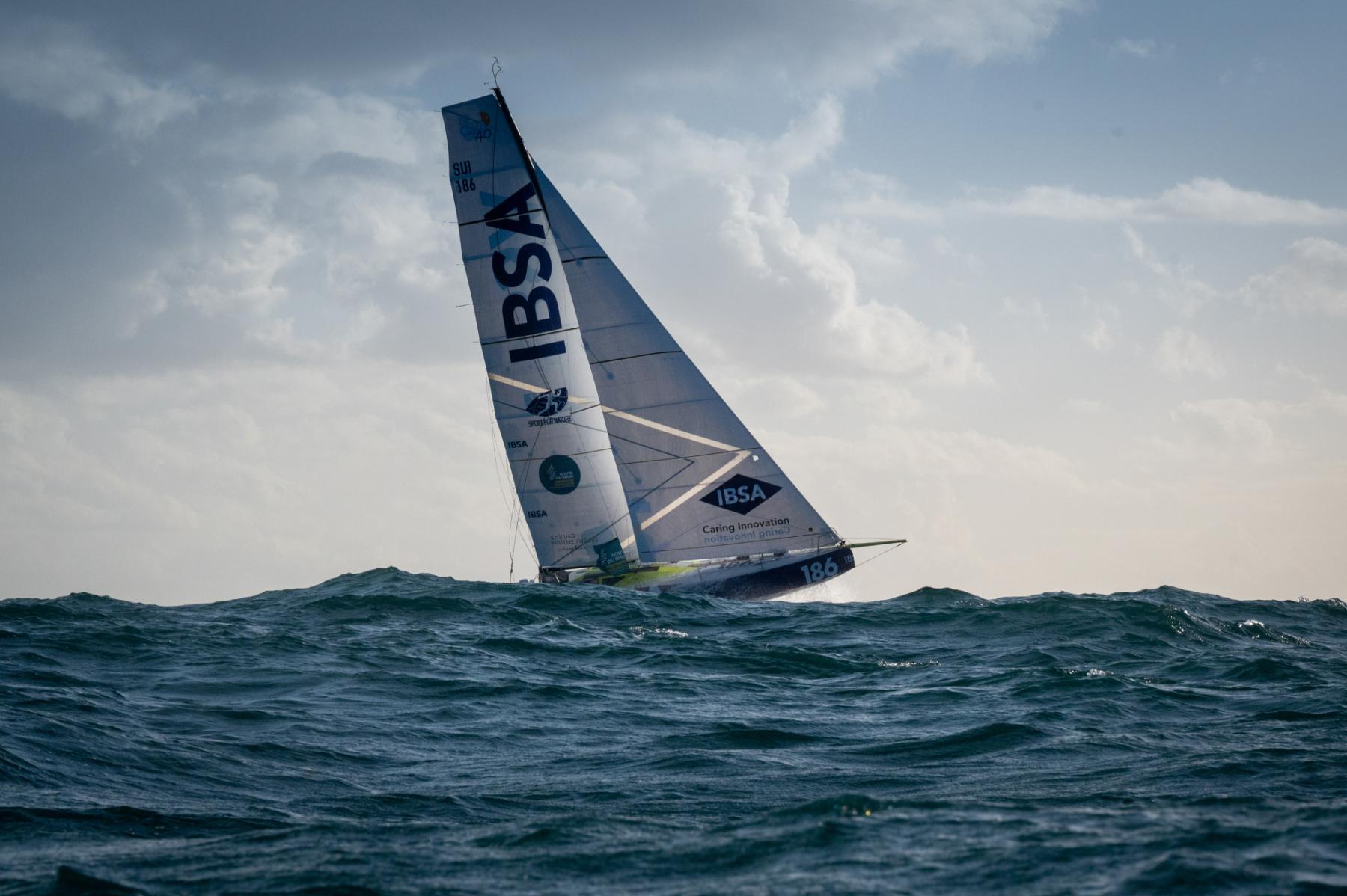 Photographie Photographe nautique et voile, je capte Alberto Bona barrant son Class 40 IBSA lors du départ de la Route du Rhum 2022.