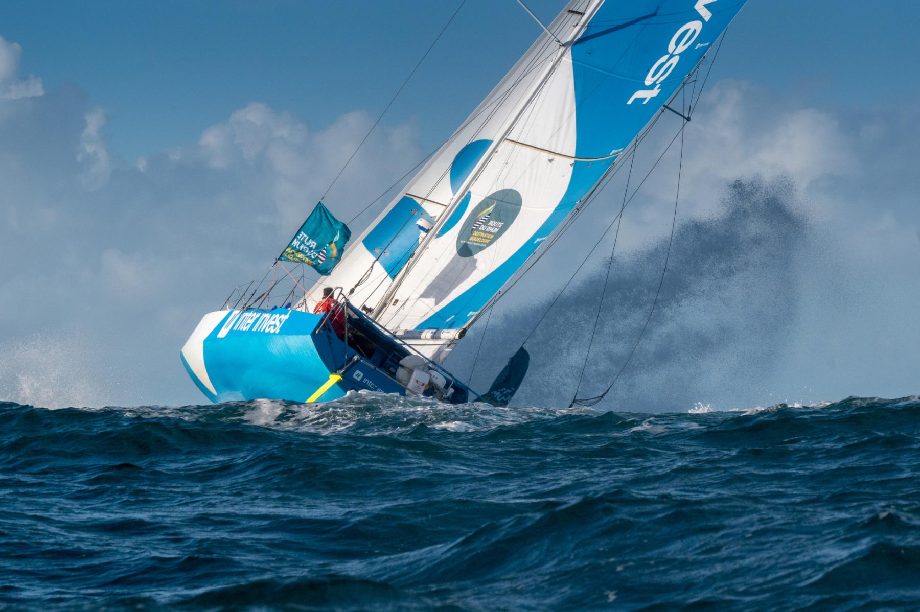 Photographie Photographe nautique et voile, je capte Matthieu Perreau barrantson Class 40 Inter Invest dans les vagues lors du départ spectaculaire de la Route du Rhum