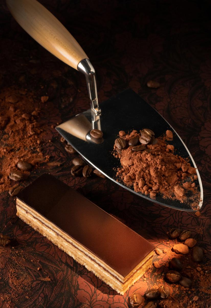 Photographie Shooting photo culinaire et mise en scène créative autour d'un gateau Opéra. Focus sur les textures chocolat et café pour un rendu professionnel haut de gamme