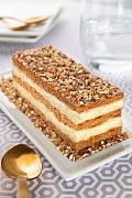 Pâtisserie mille-feuille avec crème vanille onctueuse et topping nougatine croquante 