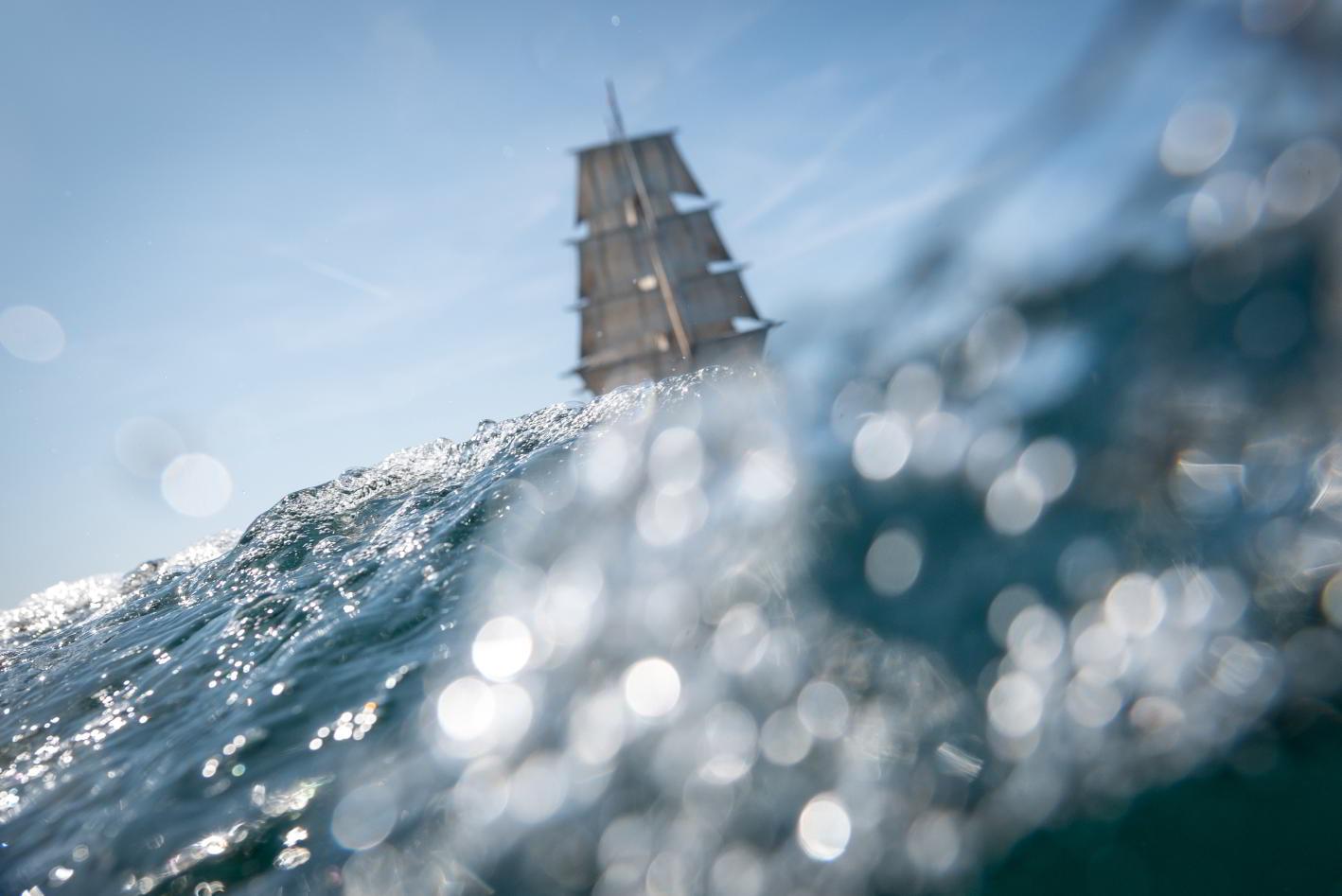Photographie Photographe nautique et voile, je capte le vieux gréement 3 mâts «Le Français» dans la grande houle. Un regard artistique sur le patrimoine maritime entre vagues et voiles.