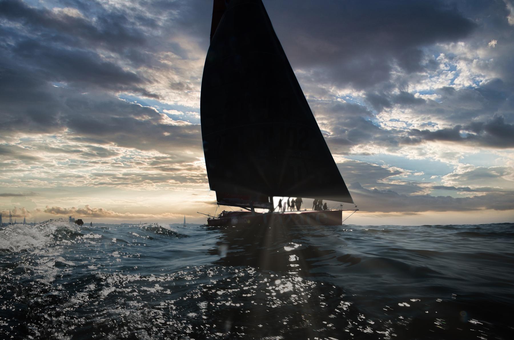 Photographie Photographe nautique et voile, je capte l'imoca Lazare de Tanguy Le Turquais en contre jour et en mer