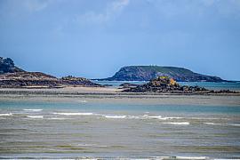 Photo Les bouchots et l'île Agot (en arrière plan)