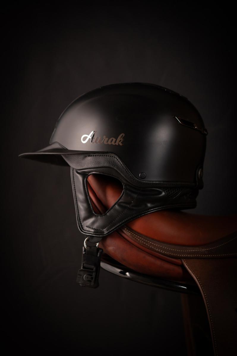 Photographie Shooting et mise en scène élégante du casque Aurak. Ce shooting capture l'alliance entre sécurité équestre et esthétique luxueuse.