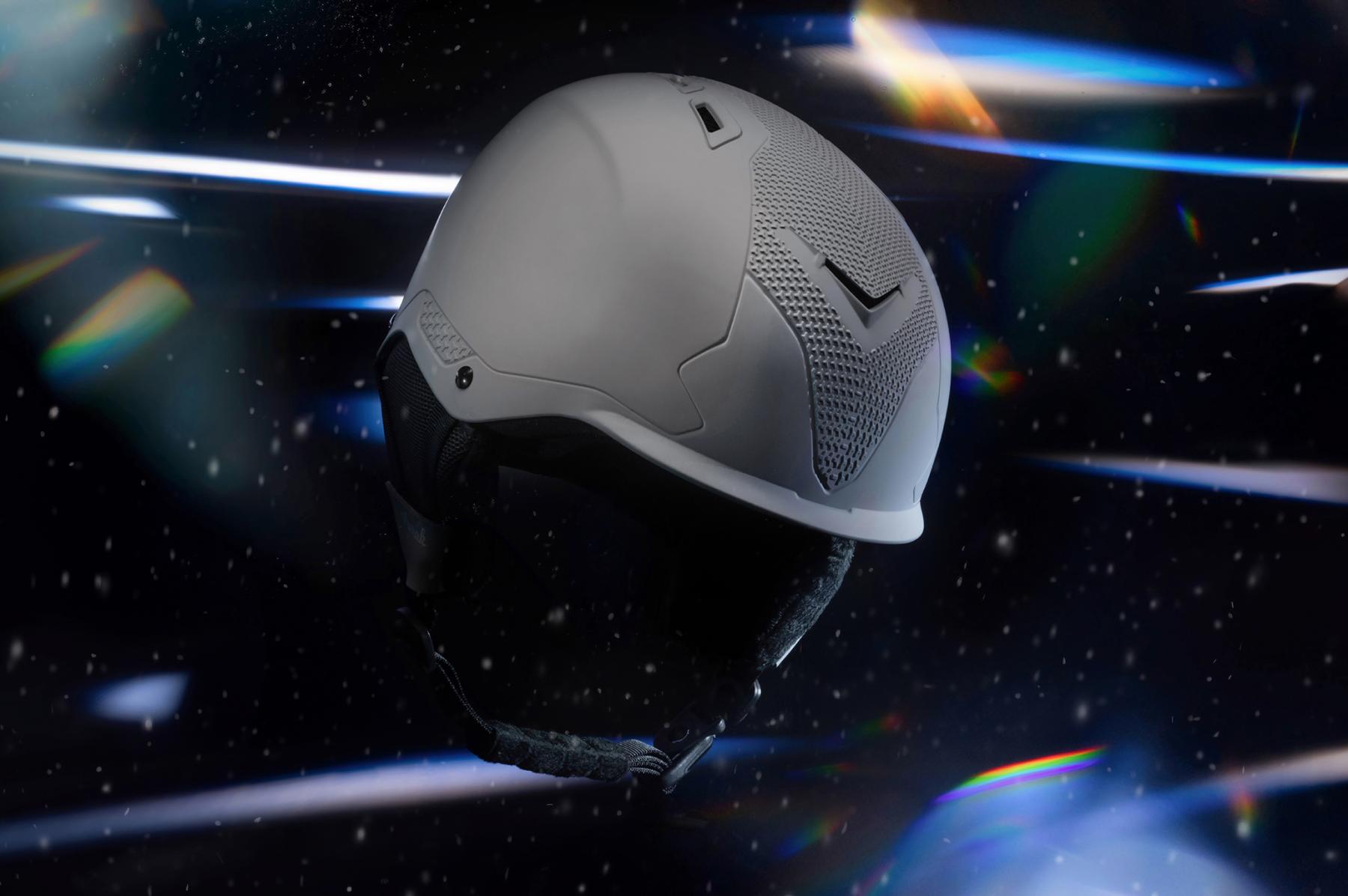 Photographie Prise de vue et valorisation du casque de ski Aurak. Une prise de vue qui souligne l'esthétique et les finitions haut de gamme pour le secteur du ski