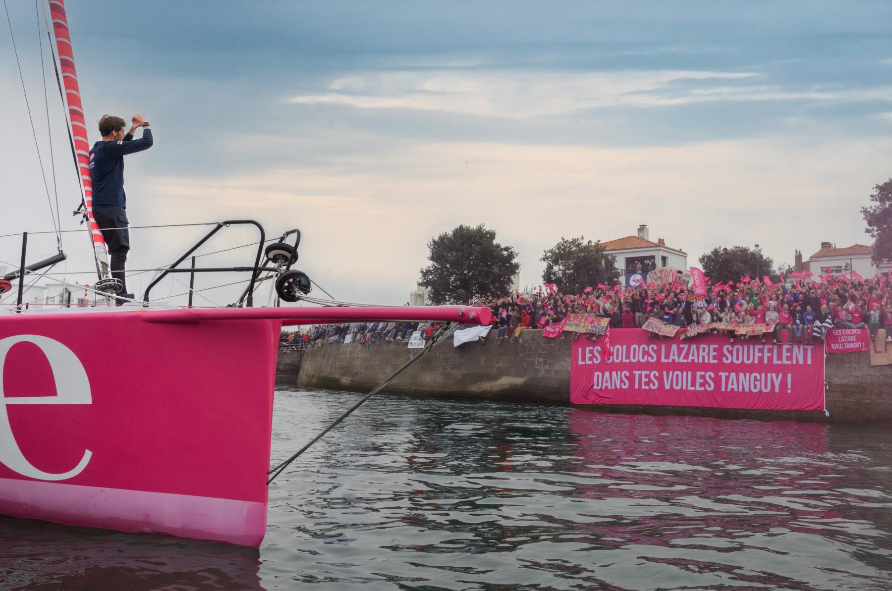 Photographie Capture du départ du Vendée Globe 2024 montrant la ferveur du public pour l'IMOCA Lazare et son skipper Tanguy Le Turquais.