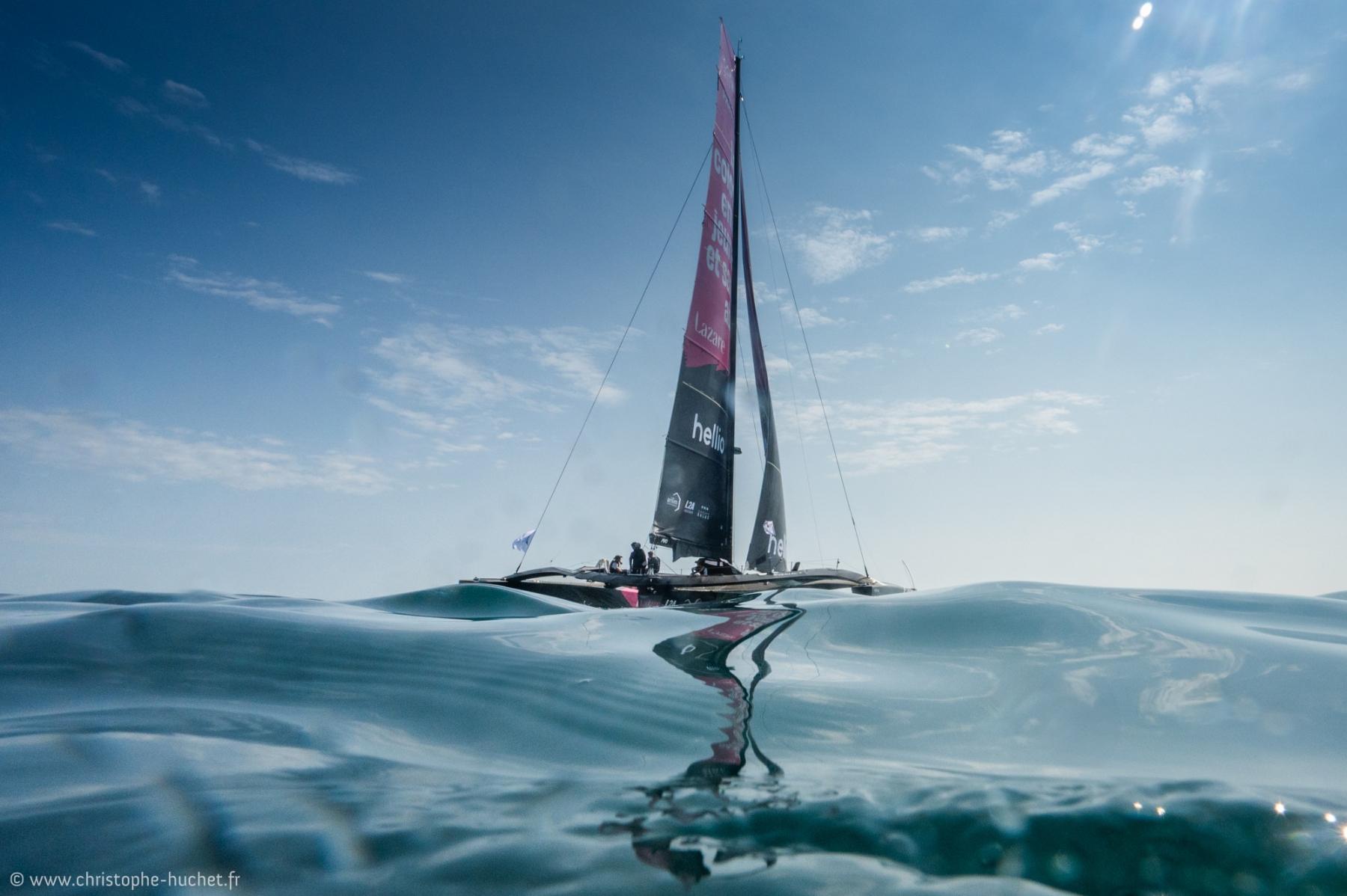 Photographie Photographe nautique et voile, je capture de l'Ocean Fifty Lazare à Saint-Malo dans la pétole sous un angle immergé