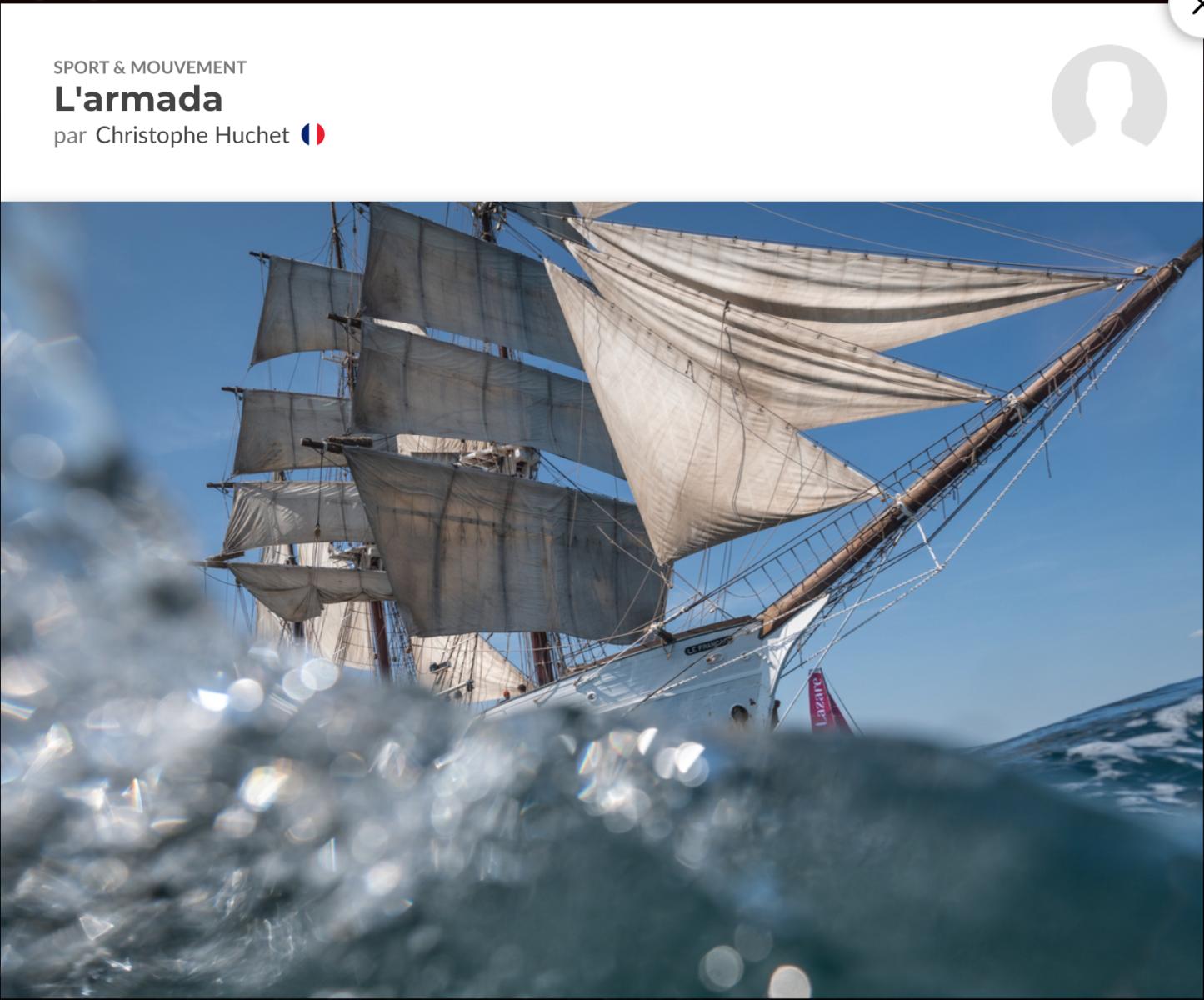 Trois-mâts Le Français naviguant à Lorient avec éclaboussures d’eau au premier plan sous un ciel bleu dégagé.